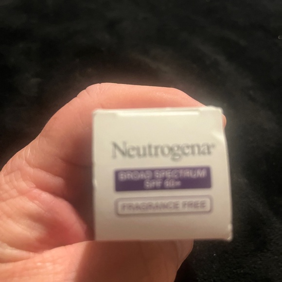 Neutrogena Clear Face Face Serum Sunscreen SPF 60+ with Green Tea 1.7 FL OZ - Picture 4 of 6
